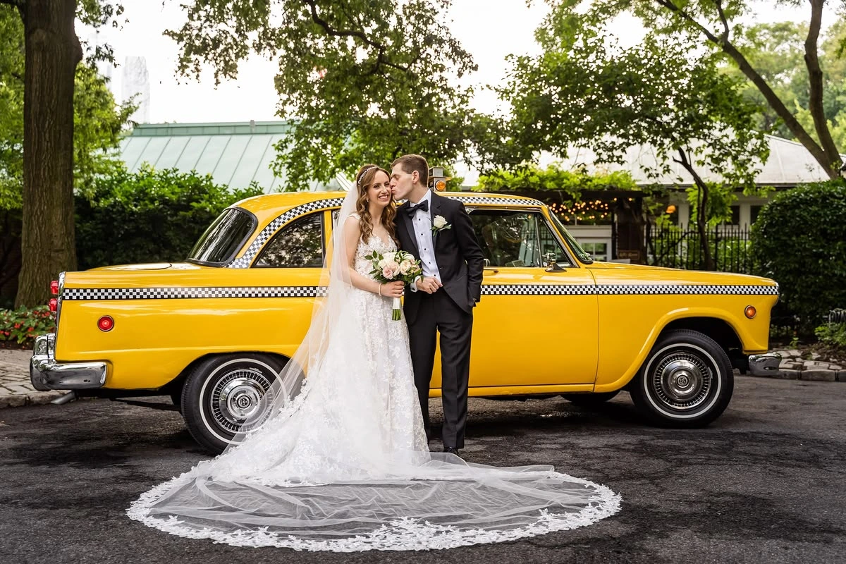Taxi Hochzeit Villingen-Schwenningen, Brautpaar steigt ein