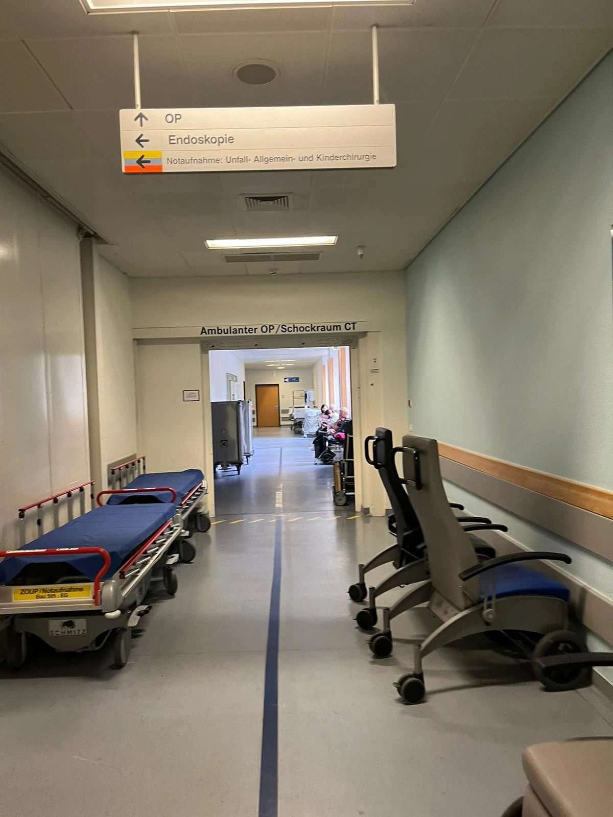 Fahrer hilft Patient beim Einsteigen ins Taxi vor dem Klinikum VS
