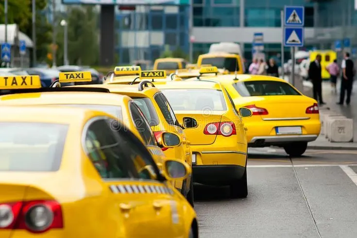 Taxi Dani Fahrzeug wartet vor dem Eingang des Klinikums Villingen-Schwenningen